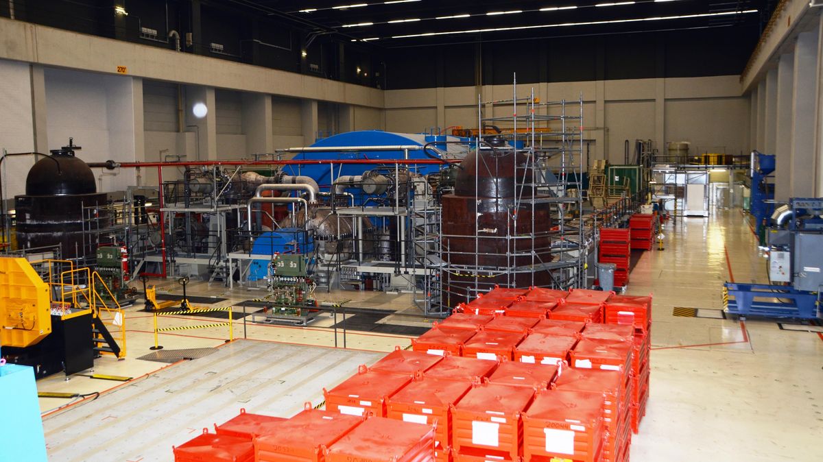 Die Turbinenhalle im Atomkraftwerk Brunsbüttel. In die roten Kisten werden Materialien aus dem Rückbau verstaut. Foto: Rohde