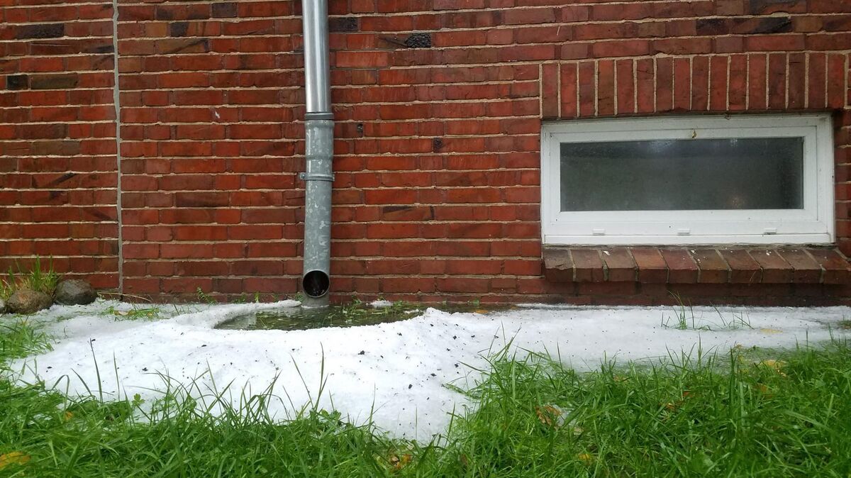 Am Donnerstagvormittag zog ein kurzes, heftiges Gewitter über Cuxhaven. Starkregen und Hagel paarten sich mit Blitz und Donner sowie starken Windböen. Die Hagelkörner blieben zunächst liegen und sorgten mancherorts für eine weiße Schicht auf dem Boden. Foto: Käfer