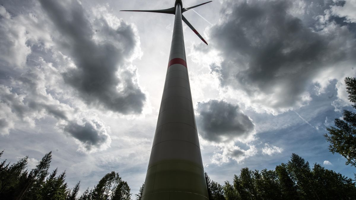 Windräder in Wäldern? Das kann durchaus in den nächsten Jahren auch im Cuxland Realität werden. Foto: Armin Weigel / dpa