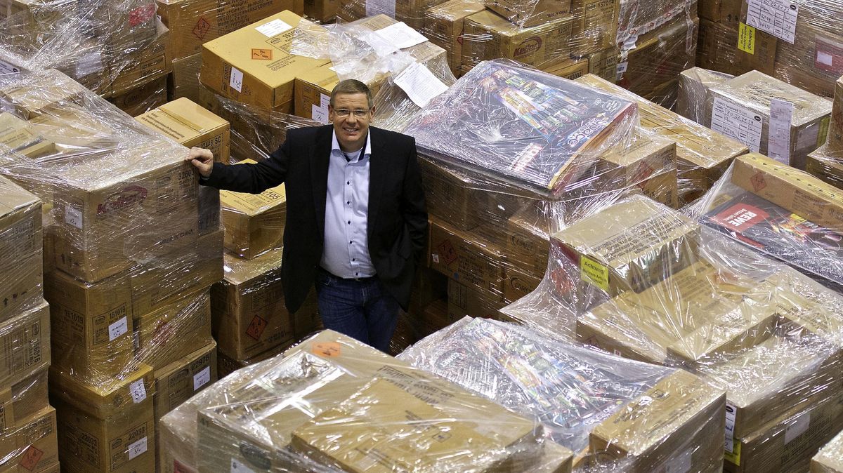 Comet-Geschäftsführer Richard Eickel sieht die Diskussion über Feuerwerk in Bremen kritisch. Auf dem Archivbild steht er im Bremerhavener Logistikzentrum inmitten der mit Pyrotechnik gefüllten Pakete. Foto: Comet