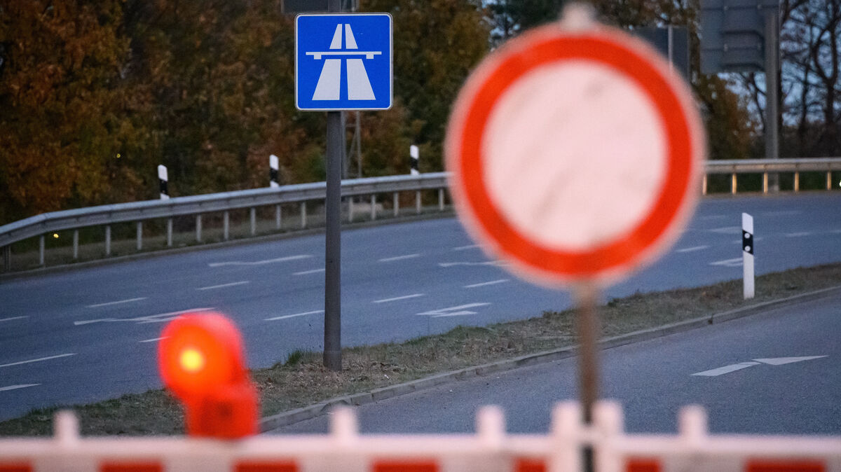 Vollsperrung wegen möglicher Unterspülung auf der A27. Foto: Walzberg/ dpa