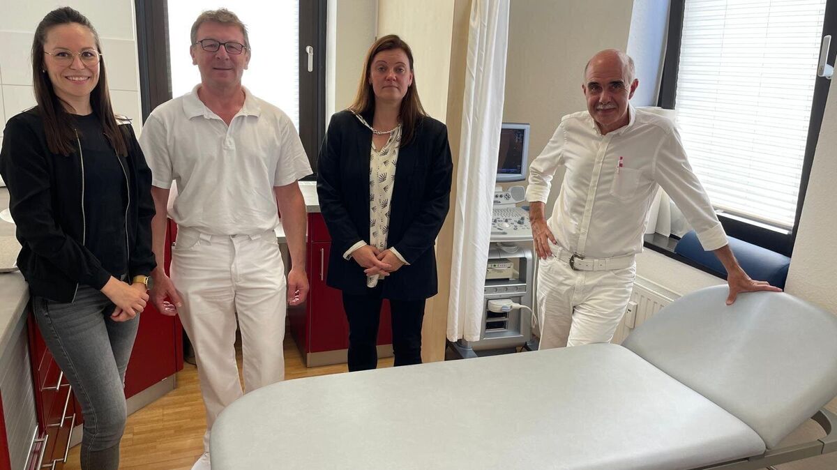 Das Team im MVZ in der Rohdestraße ist mit der Wiederbesetzung der Orthopädenstelle wieder komplett, darüber freuen sich Kira Buck, Dr. Henrik Lüder, Jennfifer Schroth und Dr. Elmar Burg. Foto: Kramp