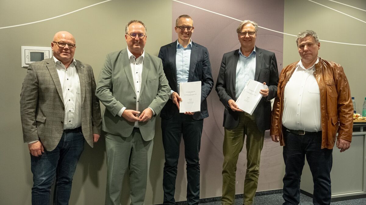 Mit der Vertragsunterzeichnung besiegelten die Akteure die Fertigstellung der Schwerlastlagerfläche. V. l.: Jürgen von Ahnen, Geschäftsführer Wirtschaftsförderung Cuxhaven; Uwe Santjer, Oberbürgermeister Cuxhaven; Heiko Mützelburg, Geschäftsführer Titan Wind Energy; Jos van der Meer, Geschäftsführer MiBau; Jörg Freimuth, Inhaber Bodo Freimuth. Foto: Keck
