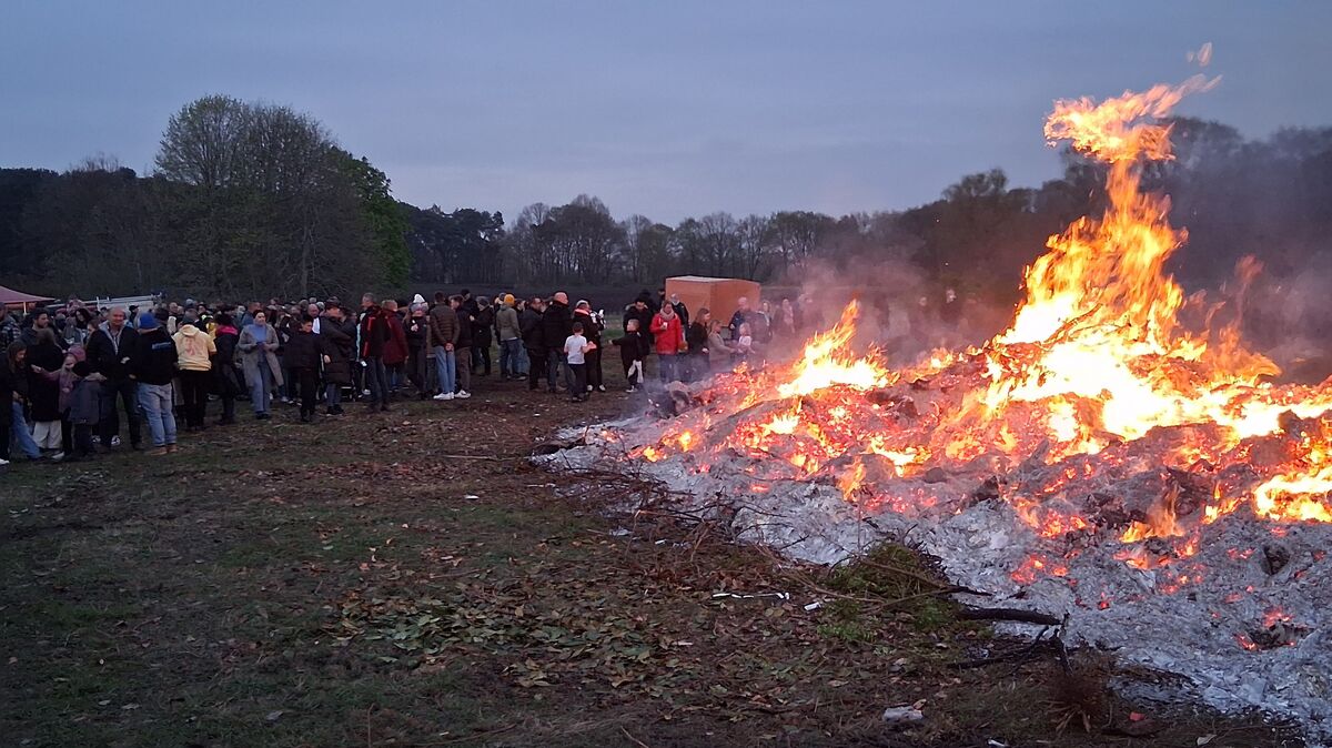 Die Vorbereitungen für die Osterfeuer laufen. Feuerwehren sammeln in den kommenden Wochen Busch für die traditionellen Veranstaltungen. Foto: Lange
