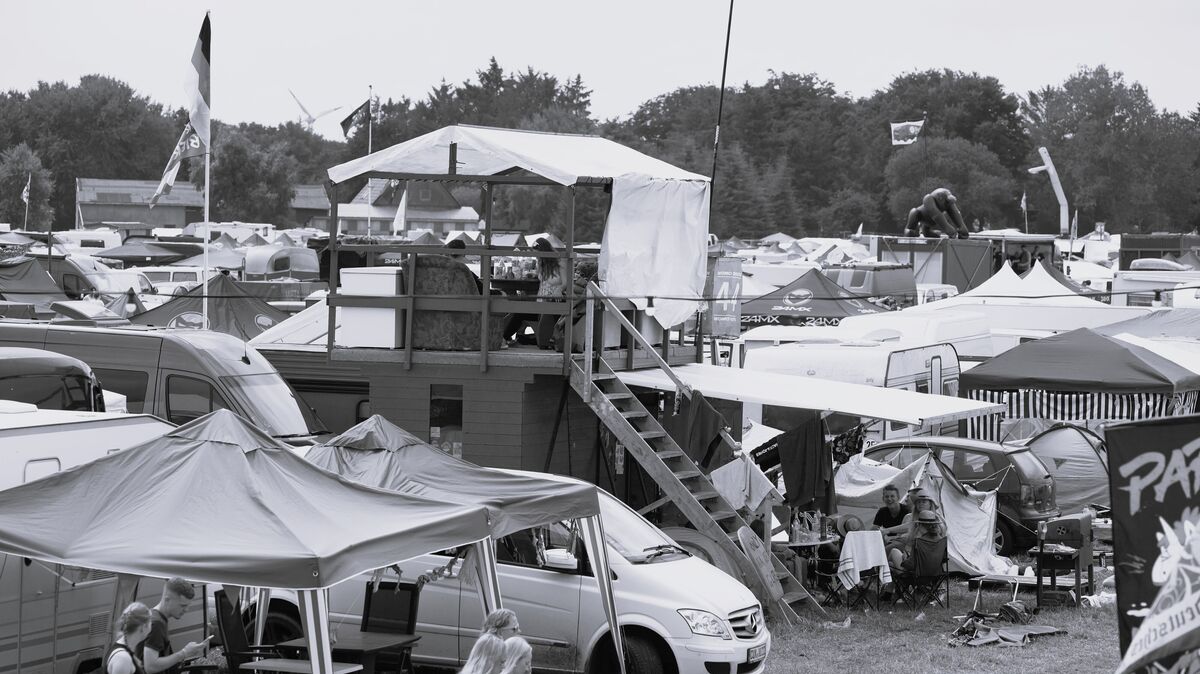 Auf dem Campingplatz kam es beim Deichbrand-Festival 2025 zu einem Todesfall. Foto: Overschmidt