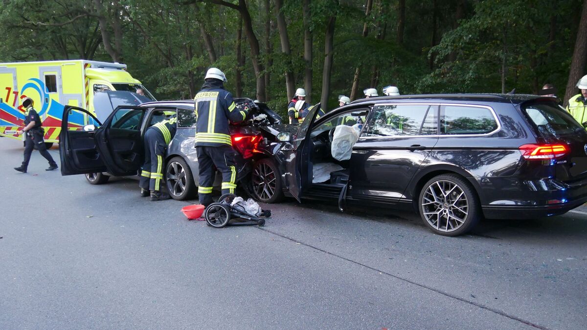 Nachdem alle Insassen aus den Autos gerettet sind, beginnt die Feuerwehr damit, die Fahrzeuge durch Abklemmen der Batterien stromlos zu machen. Foto: Lange