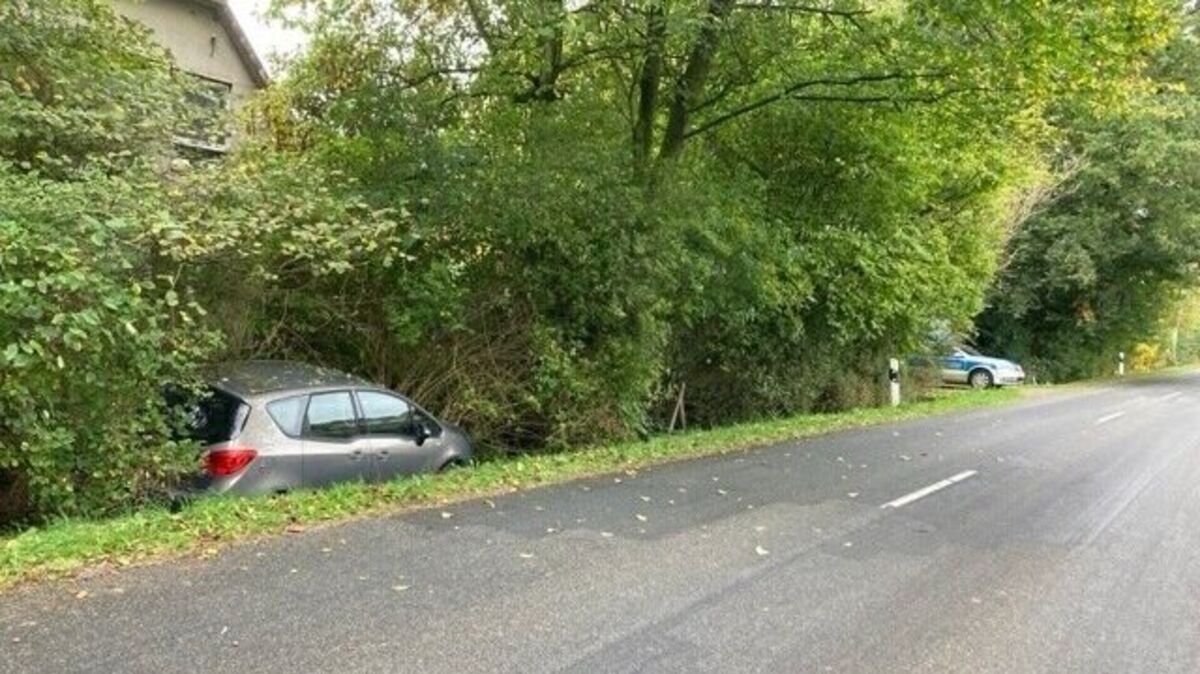 Im Kreis Cuxhaven kam ein 56-Jähriger mit seinem Auto von der Fahrbahn ab und landete im Graben. Foto: Polizei Cuxhaven