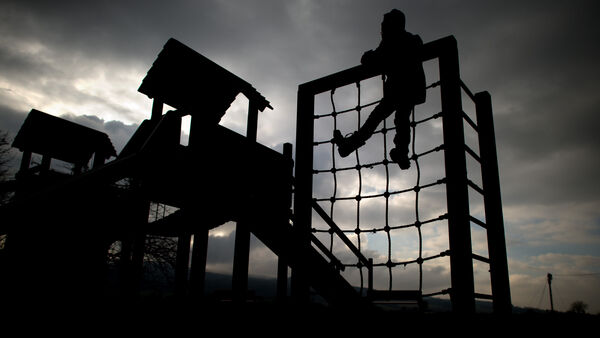 Kinder auf Spielplatz im Kreis Cuxhaven beleidigt und bedroht - Zeugen gesucht
