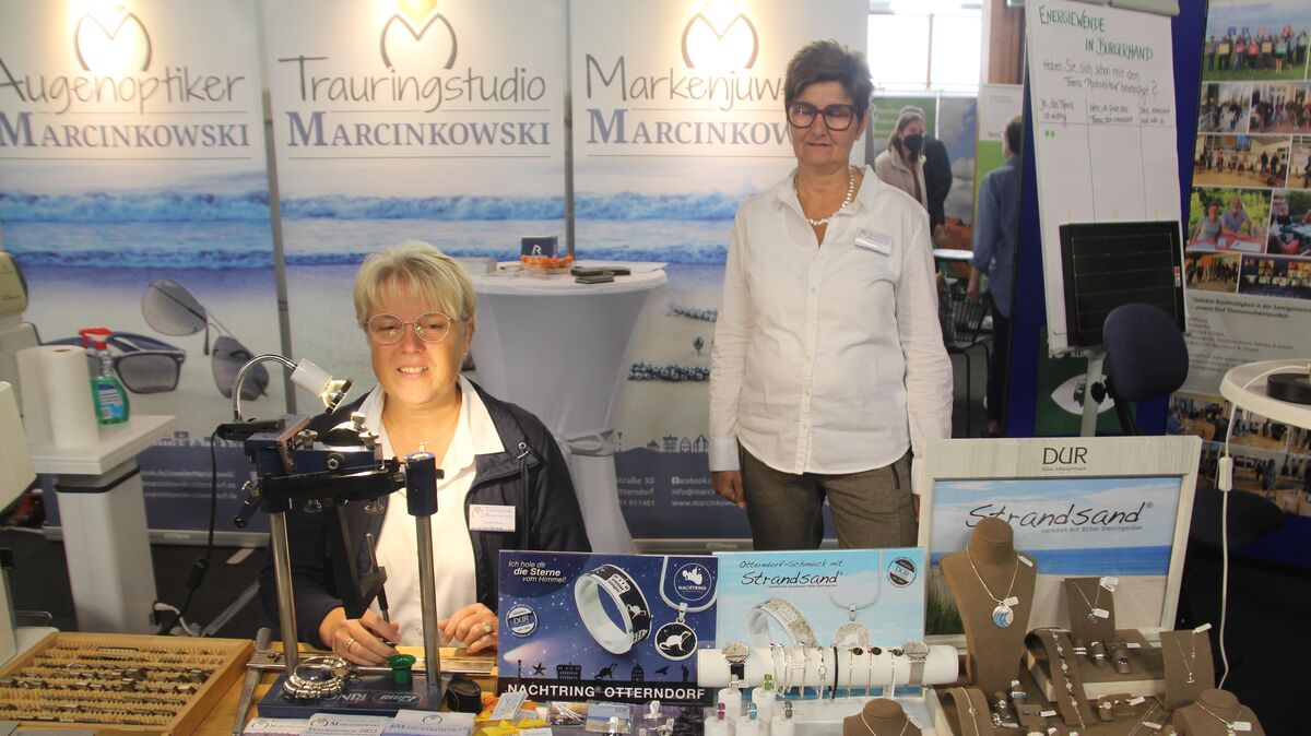 Das Unternehmen Marcinkowki zeigte Gravuren und Otterndorf-Schmuck. Foto: Kramp