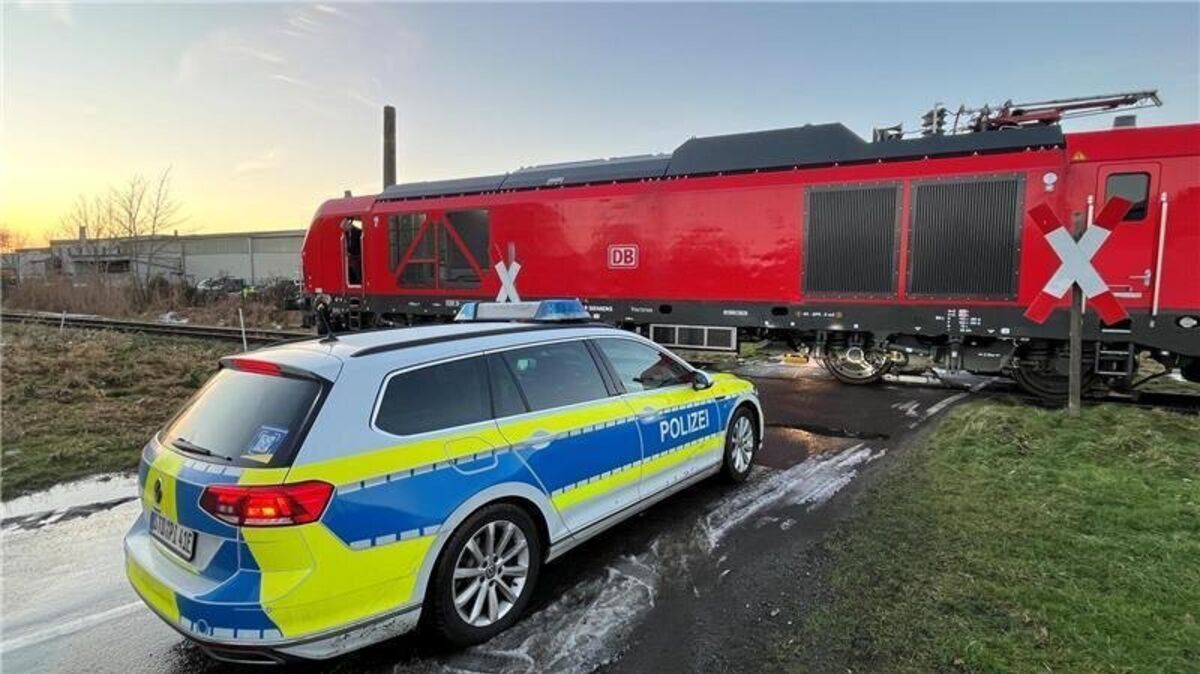 Die Polizei sichert die Unfallstelle am Bahnübergang Am Bullenhof in Stade. Foto: Vasel