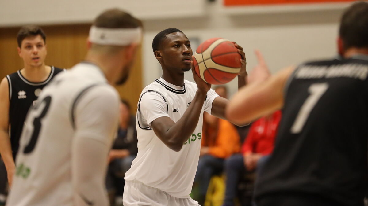 Der neue BasCats-Spieler Bakary Coulibali feierte am Mittwoch seinen 21. Geburtstag. Kann er sich im Heimspiel gegen Oldenburg selbst nachträglich beschenken? Foto: Unruh