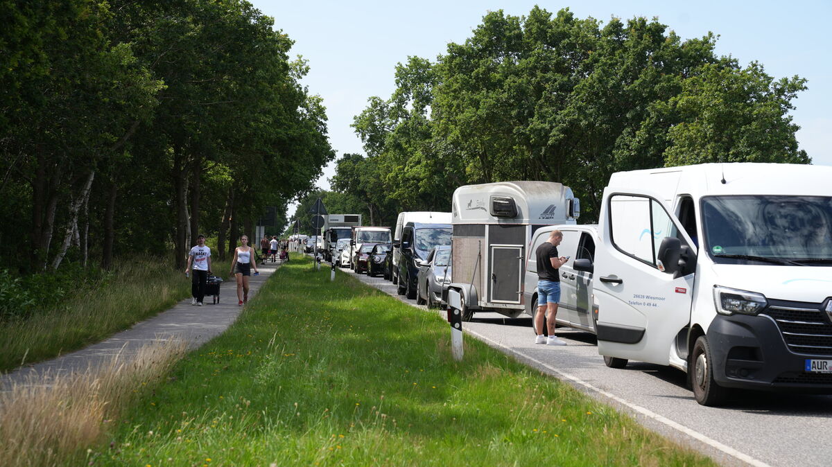 Die Frühanreise zum Deichbrand 2026 am Mittwoch wurde für Tausende Festivalfans zur Geduldsprobe. Die gute Laune ließen sich die meisten trotzdem nicht vermiesen.