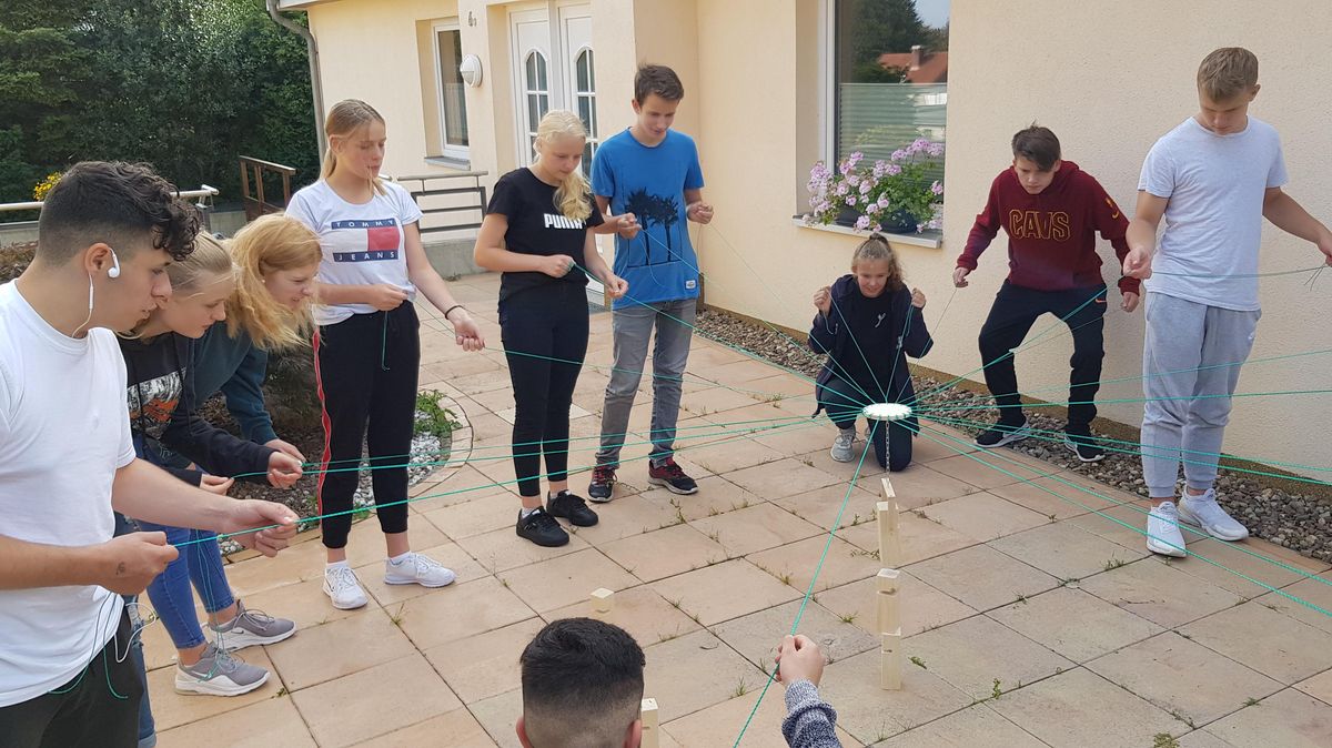 Für ein starkes Netz in der Schule: Szene aus der Ausbildung der Schulsportassistentinnen und -assistenten in Süderwisch. Foto Goltermann