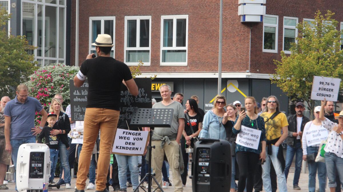 Immer wieder sonntags treffen sich die Gegner von Coronamaßnahmen und Impfungen zum Protest in Cuxhaven. Archivfoto: Kramp