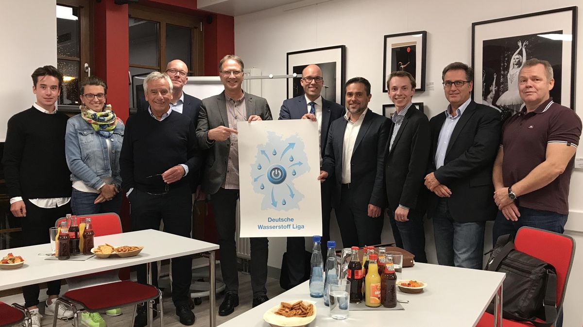 Die Gründungsmitglieder der Wasserstoff Liga: Nico Oehne, Julia Grebe (Landvolk Niedersachsen), Dr. Frank Oehne, Marc Itgen, Lutz Machulez-Hellberg (SMT GmbH), Florian Würtz (Northland Power Europe GmbH), Oliver Oswald, Thomas Mellin (Betriebsrat DOW, Stade), Arne Rudolph (PNE AG Cuxhaven). Foto: red