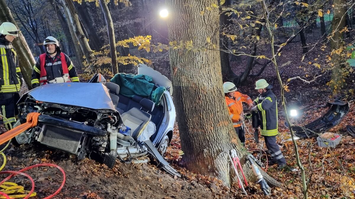 Die Feuerwehren sicherten zunächst das Fahrzeug mit Seilen. Vorsichtig wurde der PKW etwas vom Baum abgezogen um besser an die Verletzte zu gelangen. Foto: Jürgen Lange