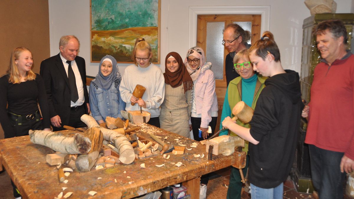 An dem Vorbereitungsworkshop in der Oberndorfer Holzwerkstatt Bungard nahmen auch aus Deutschland und Syrien stammende Schülerinnen begeistert teil. Foto: Kramp