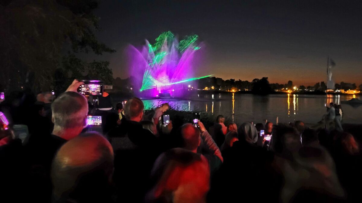 Viele Besucher zückten ihre Handys, um das Licht- und Laserspektakel am See Achtern Diek fotografisch oder als Video einzufangen. Foto: Mangels