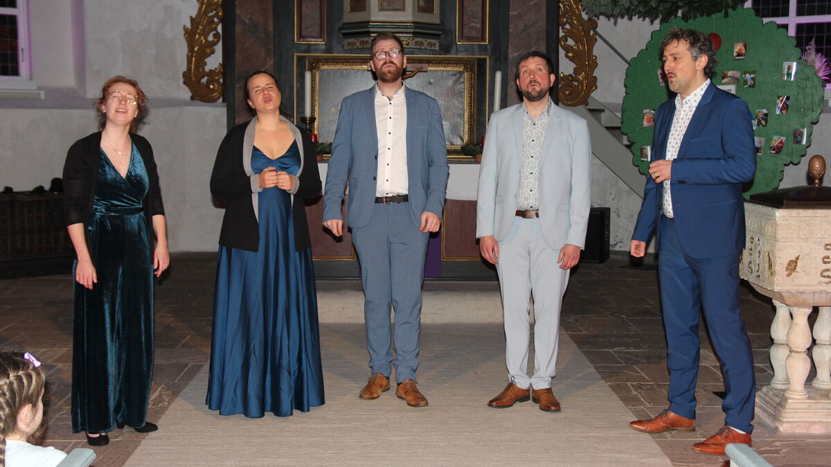 Jana Sablewski (v.l., Sopran), Ronja Most (Alt), Christian Bratschke (Tenor), Christopher Gaudig (Bariton) und Frieder Weckermann (Bass) bieten als „Quintabulous“ feinsten A-cappella-Genuss in der Cadenberger St.-Nicolai-Kirche. Foto: Grewe