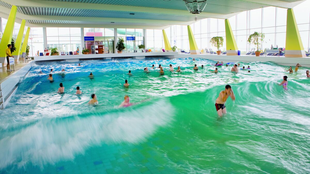 Beliebtes Ferienziel: das Ahoi-Bad Wellenbad in Cuxhaven-Duhnen. Hier gibt es  alle 30 Minuten für insgesamt fünf Minuten Wellentätigkeit. Archivfoto: Nikolai Wolff/Fotoetage