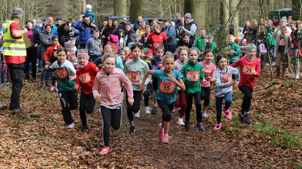 Beim Osterlauf in Wanna sind auch die jungen Nachwuchsläuferinnen und -läufer mit großem Einsatz dabei. Foto: Witthohn