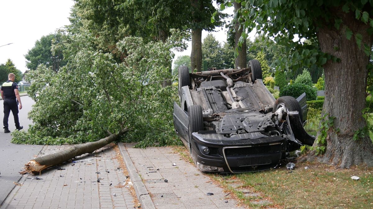 Nachdem der Fahrer die Gegenfahrbahn überquert hat, prallt er heftig gegen einen Baum. Der Baum bricht ab und das Auto kommt auf dem Dach liegend zum Stehen. Foto: Lange