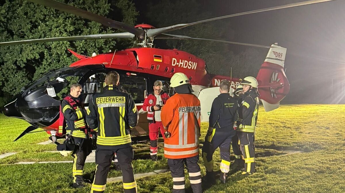 In der Nacht zu Dienstag wurden die Einsatzkräfte der Feuerwehr Otterndorf zur Unterstützung bei einer Hubschrauberlandung alarmiert. Foto: Lange