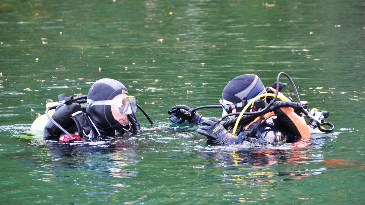 Zwei Taucher im Kreidesee Hemmoor: Ein tragischer Unfall fordert ein Leben und wirft Fragen auf.
