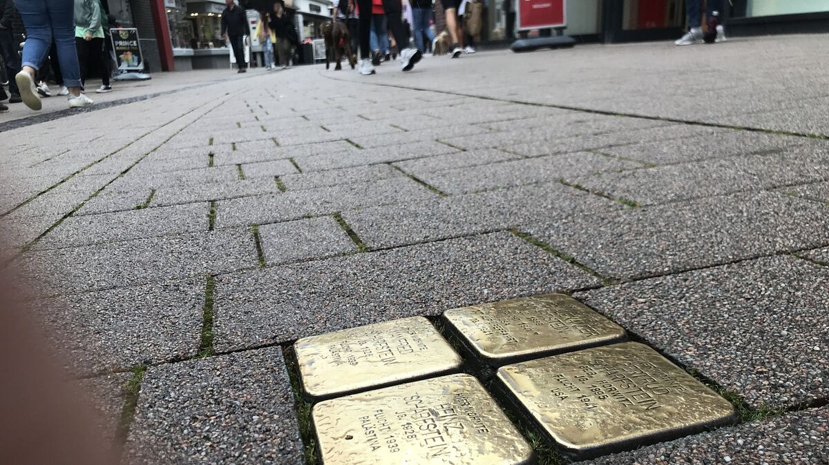 Demokratisches Engagement in Cuxhaven: Cuxhavener Jugendliche haben in Projekten zu den "Stolpersteinen" über das Leben von NS-Opfern in Cuxhaven - hier Familie Scharfstein in der Nordersteinstraße - recherchiert. Foto: Reese-Winne