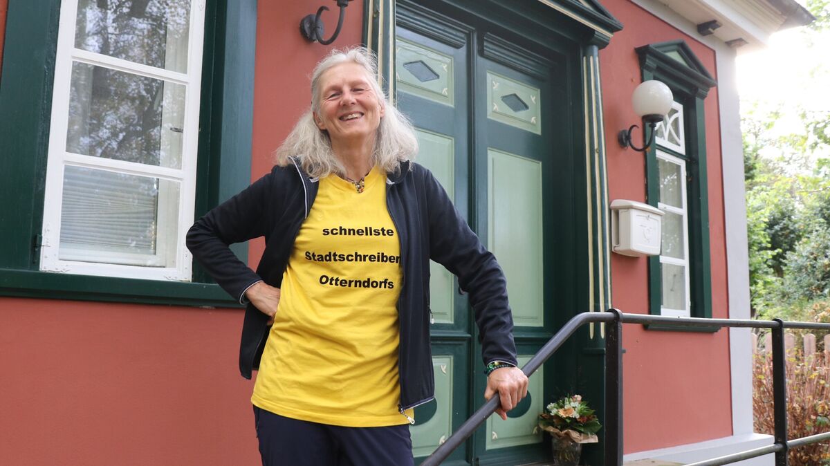Das T-Shirt mit der Aufschrift „Schnellste Stadtschreiberin Otterndorfs“ trägt sie mit Stolz: Die Autorin, Biologin und Sportenthusiastin Verena Liebers hat sich im Gartenhaus am Süderwall sehr wohlgefühlt. Foto: Mangels
