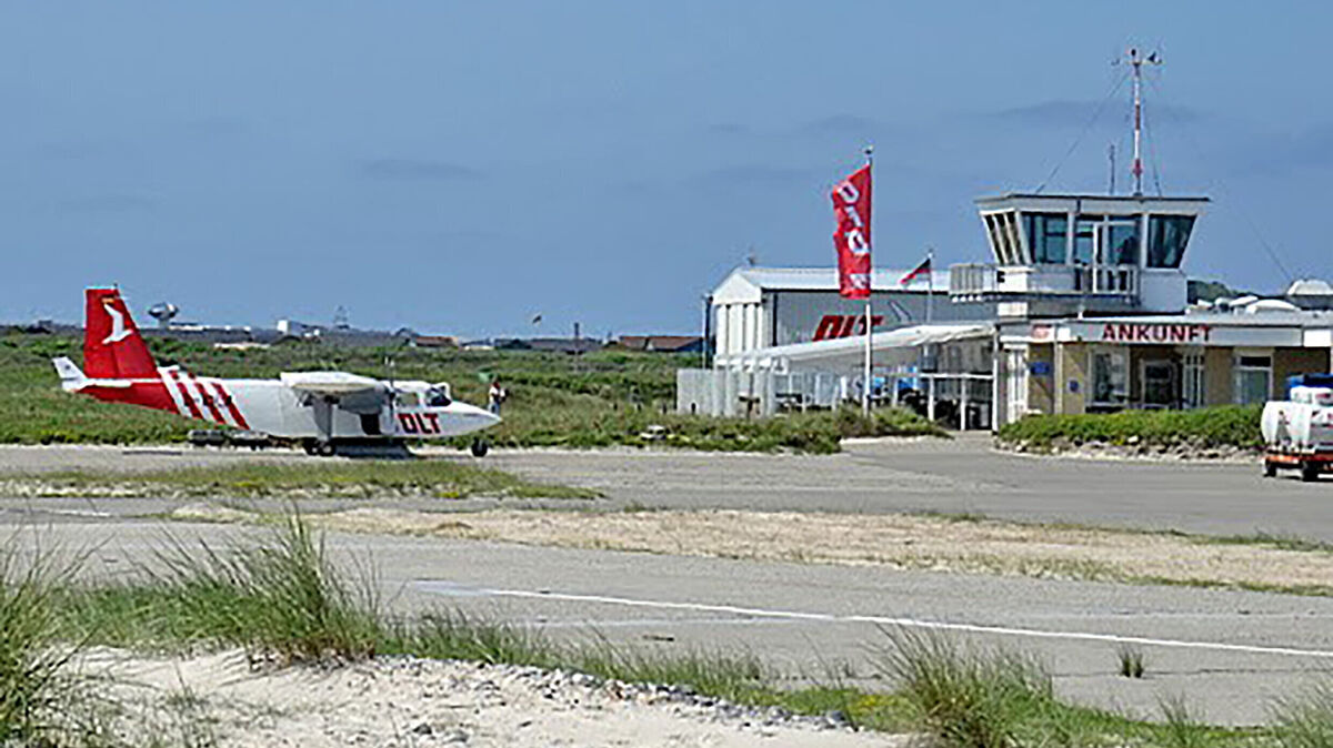 Ein Bild aus besseren Tagen: Linienflugzeuge fliegen den Flughafen auf der Düne nicht mehr an. Das bleibt vorerst auch so. Eine Rückkehr zu dem Typ Britten Normen Islander schließt die OFD aus. Archivfoto: Demelt