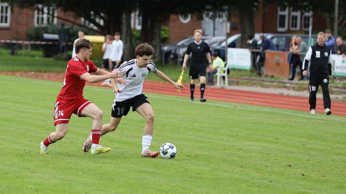 Maximilian Denker vom FC Cuxhaven setzt sich durch: Das soll auch am Sonntag beim SV Vorwärts Hülsen gelingen, um den ersten Saisonsieg zu holen. Foto: Unruh