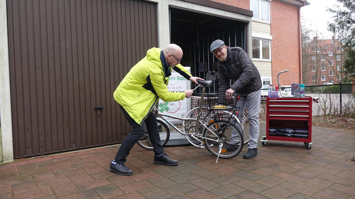 Die beiden Mechaniker der Fahrradwerkstatt, Horst Kirschner und Uwe Hartwig, bringen einiges an Erfahrung mit. Foto: Demski