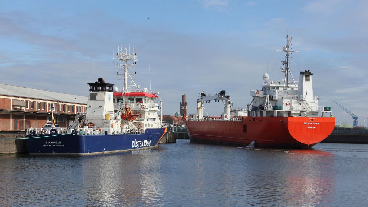 Das Kühlschiff "Silver Star" beim Auslaufen am Dienstagmorgen vor der Cuxhavener Seeschleuse. Eineinhalb Tage dauerte das Entladen am Cuxhavener Kühlhaus. Foto: Sassen