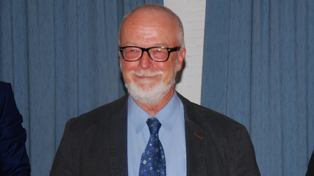 Da strahlte er trotz aller Aufregung doch: Dr. Klaus-Gerrit Gerdts aus Altenbruch, der viele Jahrzehnte in Neuhaus eine Praxis betrieb und auf regionaler Ebene Geschichte in der Notarztversorgung des Cuxlandes geschrieben hat. Foto: Reisen