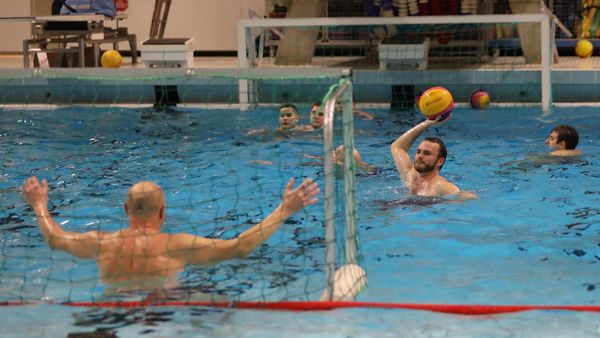 Wasserball in Cuxhaven im Selbstversuch: Harte Arbeit im weichen Wasser