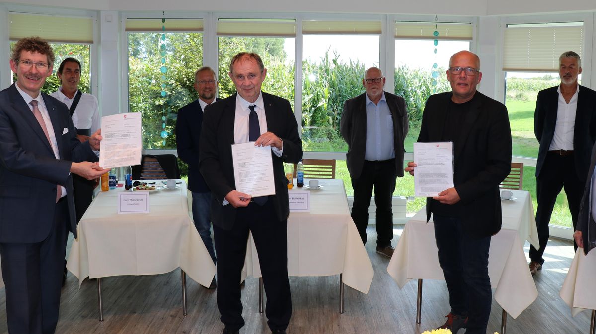 Staatssekretär Frank Doods (links) übergab drei Förderbescheide an die Samtgemeinde Land Hadeln. Über den Geldregen freuen sich Frank Thielebeule (Samtgemeinde Land Hadeln), Thomas Bullwinkel (Bürgermeister von Otterndorf), Samtgemeindebürgermeister Harald Zahrte, Peter von Spreckelsen (Osterbruch), Wolfgang Heß (Cadenberge), Matthias Peter (Belum) und Manfred Schmitz (Bülkau, nicht im Bild). Foto: Mangels