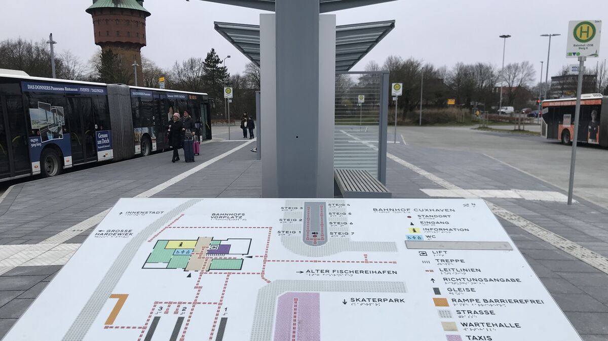 Gut gedacht, aber nicht ausreichend genug: Hinweise in Blindenschrift am Zentralen Omnisbusbahnhof (ZOB) in Cuxhaven. Umso schwieriger ist allerdings die Orientierung auf den Bussteigen, wo Fahrgäste die Angabe der Fahrziele vermissen. Die Fahrpläne in den Schaukästen (unter den Dächern) sind schwer zu lesen; an kalten Tagen waren die Scheiben  außerdem häufiger zugefroren. Foto: Reese-Winne
