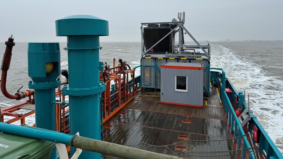 Auf der Nordsee wurde die Leistungsfähigkeit des Wasserstoff-Hybrid-Antriebs getestet. Die Tankcontainer und die so genannte "Powerunit" stehen auf einem Fundament am Heck des Schiffes. Foto: Kaufholt