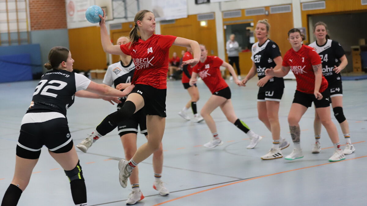 Charlotte Neuber markiert in dieser Szene eines ihrer insgesamt sieben Tore. Sie trug maßgeblich zum Sieg der Altenwalderinnen bei. Foto: Witthohn