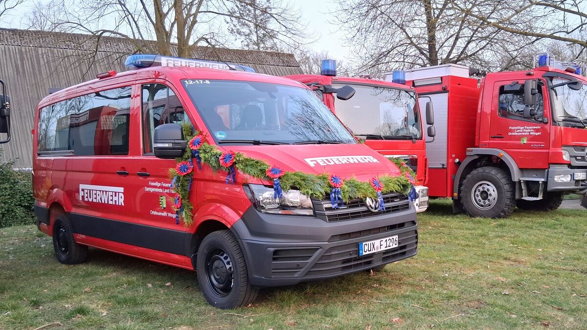 Das erste neue Fahrzeug, ein Mannschaftstransportfahrzeug (MTF), wurde in der Samtgemeinde Land Hadeln feierlich an die Feuerwehr Wingst übergeben. Foto: Jürgen Lange