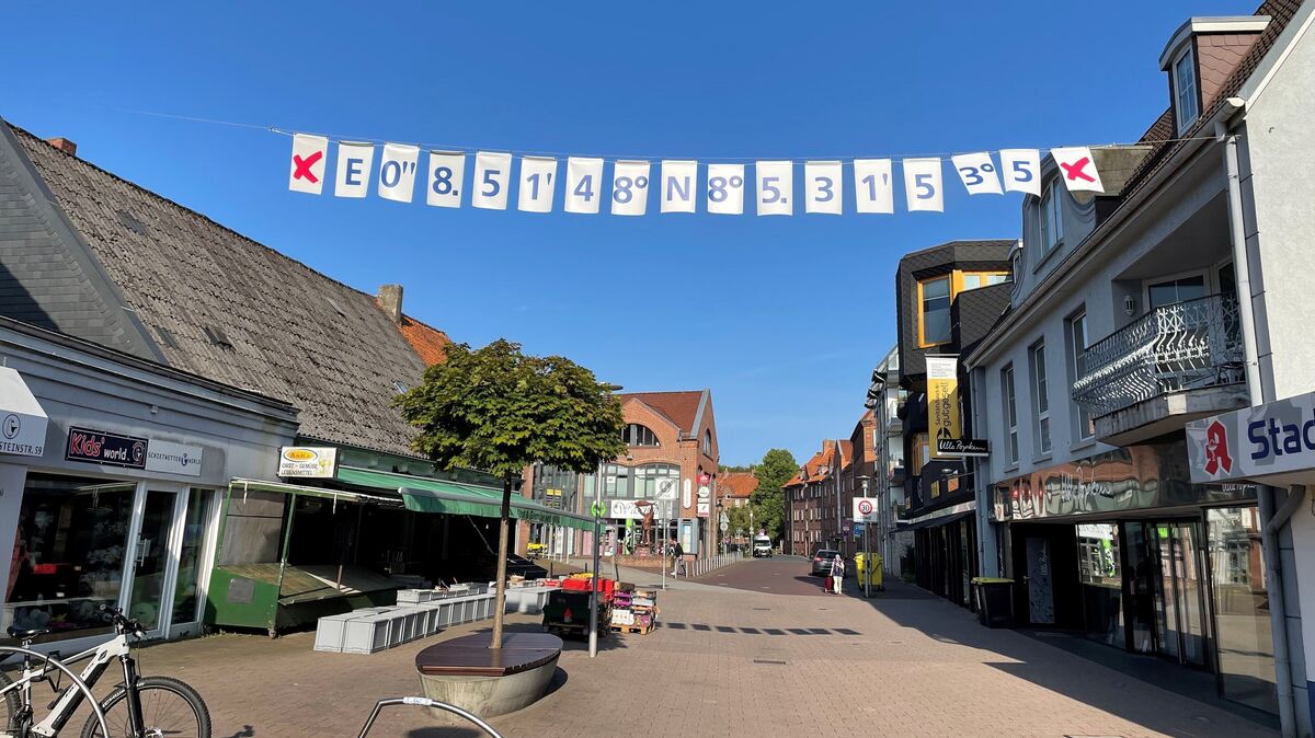 Wimpelketten in der Cuxhavener Innenstadt sind neue dekorative Hingucker. Bei dieser Kette über der Segelckestraße sind aber die Wimpel in falscher Reihenfolge aufgehängt worden. Foto: Lütt