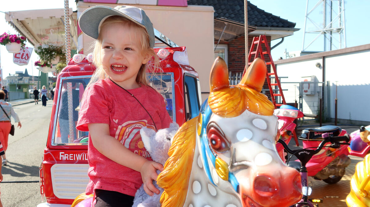 Ein Traum wird wahr: Rund um die Welt zu reiten, ist für Kinder auf dem Karussell ein schönes Erlebnis. Foto: Tonn