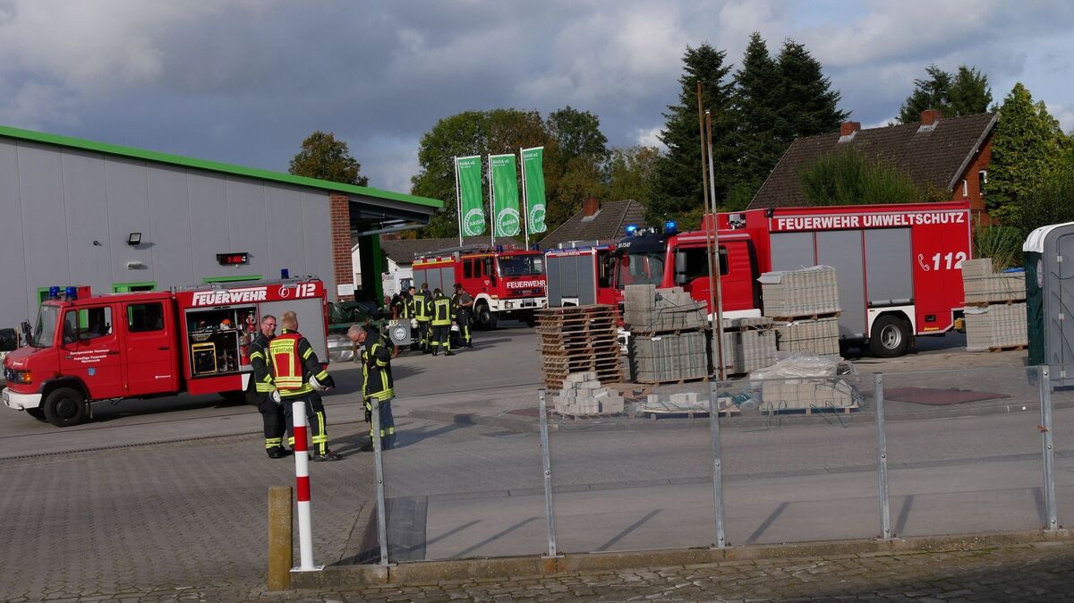 Nachdem beim Befüllen rund 2000 bis 2500 Liter Flüssigdünger überliefen, rückten etwa 50 Kräfte von Feuerwehr, Rettungsdienst und Polizei an. Foto: Lange