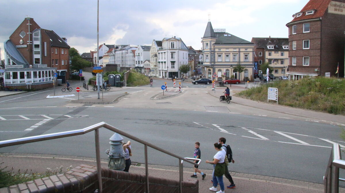 Hier entsteht ein neues Stück Cuxhaven: Der Bereich am Slippen gehört ebenfalls zum Deichband-Projekt. Die neuen Sichtachsen eröffnen vielversprechende Horizonte. Anfang 2026 soll Projektstart sein. Foto: Potschka