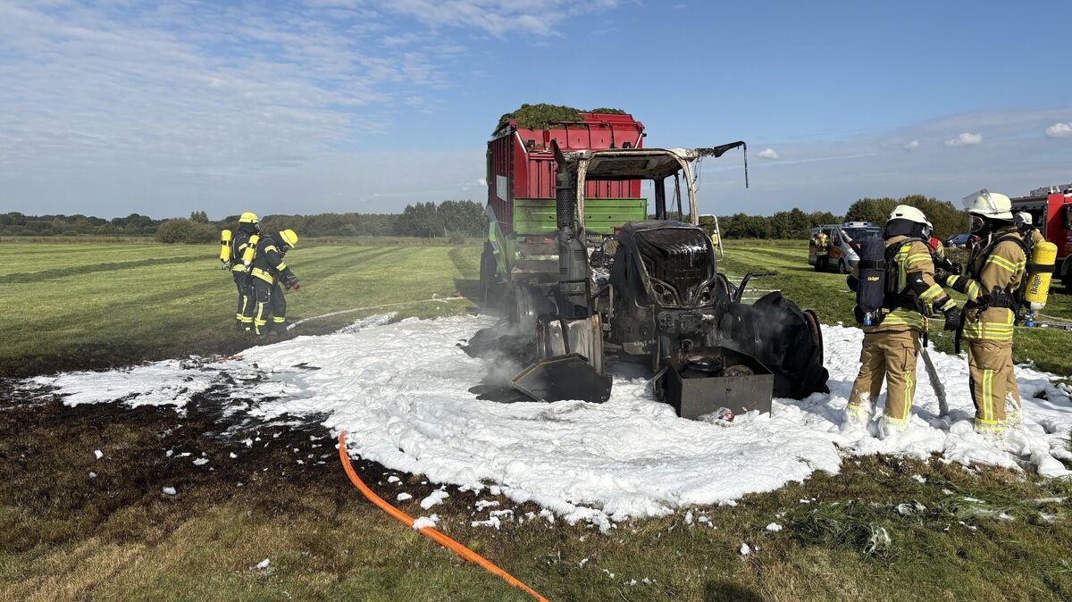 Löscharbeiten unter erschwerten Bedingungen: Der Brandherd lag abseits befahrbarer Wege. Foto: Polizeiinspektion Cuxhaven