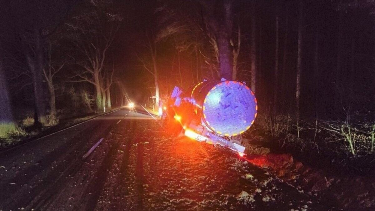 Bei dem Unfall wird laut Polizei „eine große Menge Erdreich aufgewühlt und auf der Fahrbahn verteilt“. Foto: Polizei