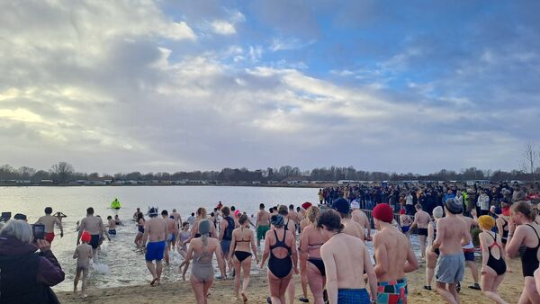 Wie cool ist das denn: 114 Teilnehmer beim Eisbaden in Otterndorf