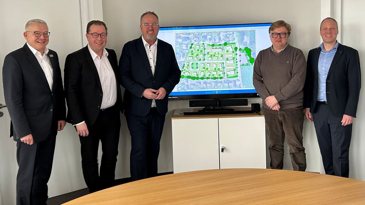 Auf dem Bildschirm die Planzeichnung des neuen Baugebietes in Sahlenburg: V.l. Sparkassenvorstand Axel Lohmeier, Vorstandsvorsitzender Kai Mangels, Oberbürgermeister Uwe Santjer, Baudezernent Andreas Eickmann und IDB-Geschäftsführer Jochen Neuber. Foto: Rohde
