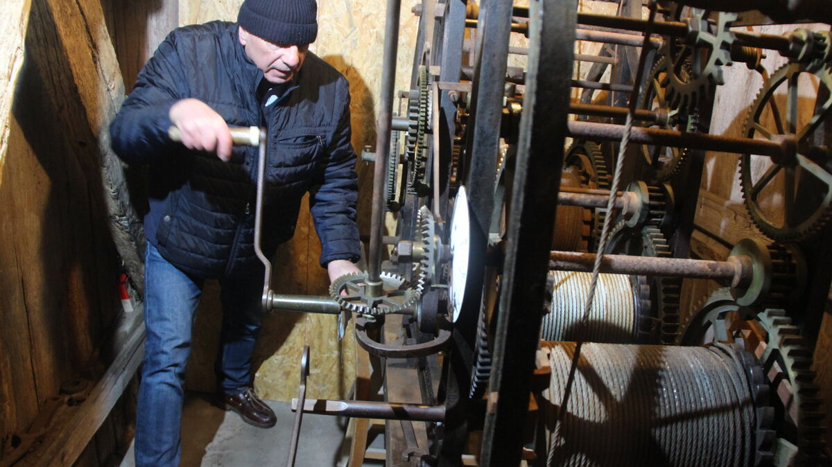 Guido Friederich an der Kurbel beim Uhrenaufzug. Zweimal in der Woche dreht er hier am Rad.